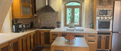 Signature Villa | Private kitchen | Full-sized fridge, microwave, oven, stovetop