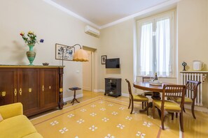 클래식 아파트, 퀸사이즈침대 1개 및 소파베드, 전용 욕실, 부분 바다 전망 | 거실 공간 | 평면 TV