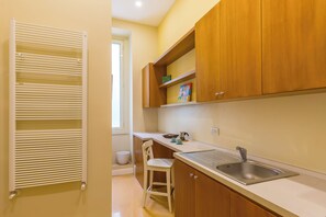 Classic Apartment, 1 Queen Bed with Sofa bed, Private Bathroom, Partial Sea View | Private kitchen - Santa Lucia Seaview (Naples)