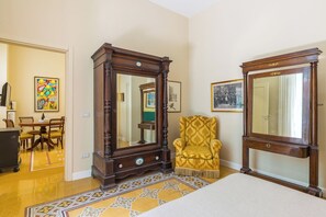 1 habitación, cubrecamas, tabla de planchar con plancha y wifi gratis 