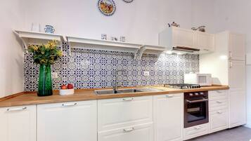 Apartment, Garden View | Private kitchen | Full-sized fridge, microwave, oven, dishwasher