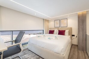 1 chambre, bureau, fer et planche à repasser, lit parapluie