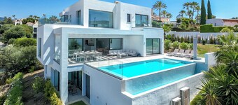 Marbella Holiday Villa with Sea Views & Heated Pool, Gym