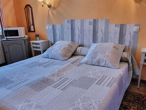 1 bedroom, bed sheets - Charming rooms with enclosed park and secure parking (Choye)