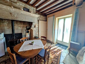 Dining - Charming rooms with enclosed park and secure parking (Choye)