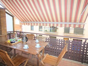 Outdoor dining - Spacieux Appart à 200m de la Plage de Roses - Terrasse BBQ, Parking Gratuit, 8 pers (Roses)