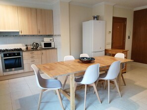 Fridge, microwave, oven, stovetop - Spacieux Appart à 200m de la Plage de Roses - Terrasse BBQ, Parking Gratuit, 8 pers (Roses)