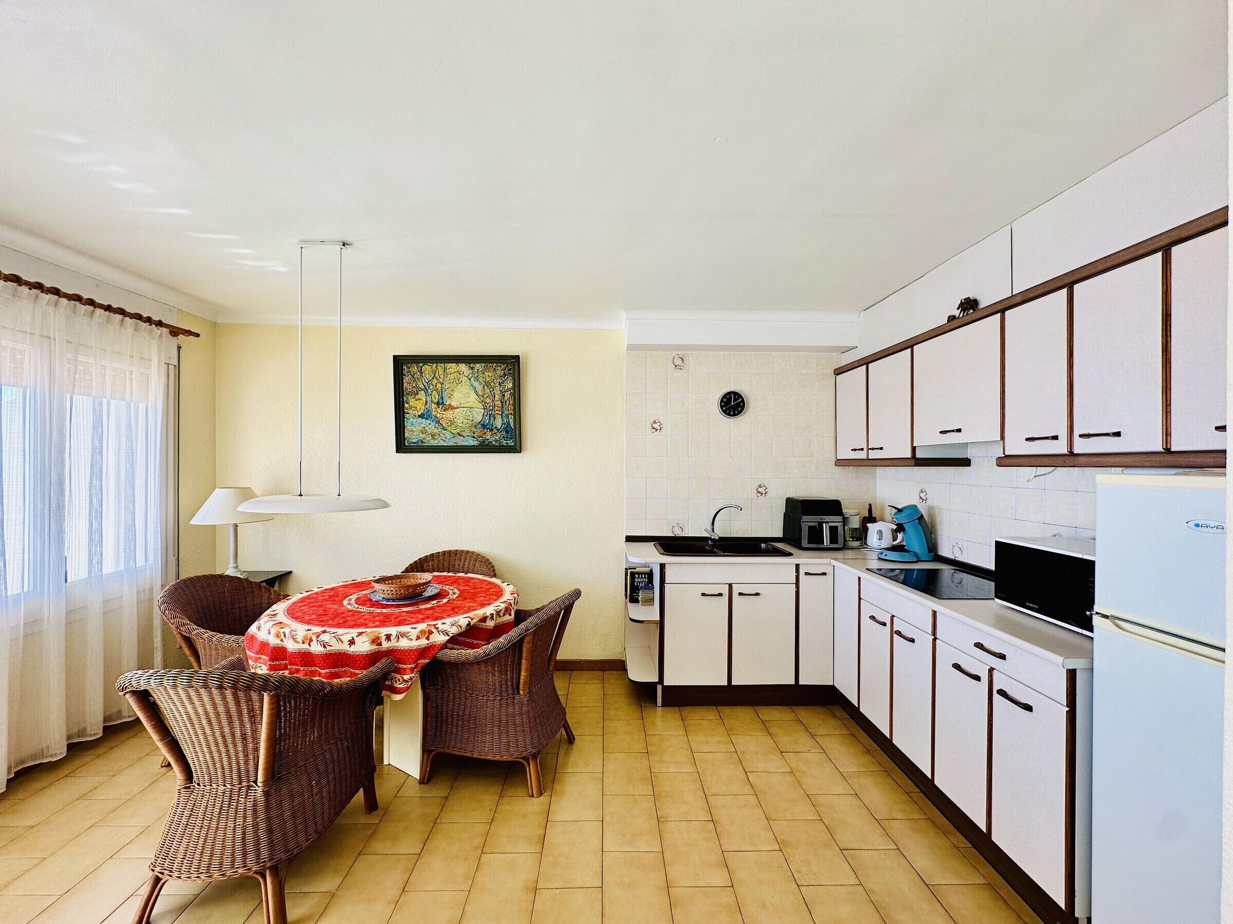 Coffee/tea maker, fridge, microwave, stovetop