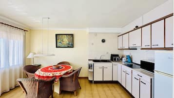Coffee/tea maker, fridge, microwave, stovetop