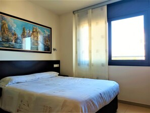 2 bedrooms, free WiFi - Modern apartment in Roses: air conditioning, parking, pets allowed (Roses)