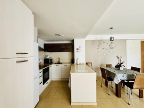 Fridge, microwave, oven, stovetop - Modern apartment in Roses: air conditioning, parking, pets allowed (Roses)
