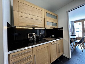 Kylskåp, mikrovågsugn, spishäll och diskmaskin