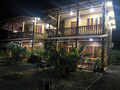 Mountain View House 120sqm 2 separate apartmnts car park spring water fiber WIFI