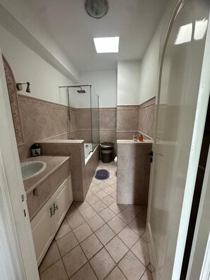 Deluxe Villa | Bathroom | Towels, soap, toilet paper