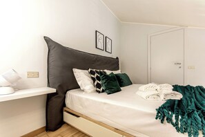 1 bedroom, iron/ironing board - Centro Vicolo Fiori - Modern Split-level Apartment (Milan)