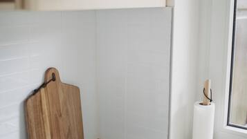 Kühlschrank, Ofen, Herdplatte, Wasserkocher mit Kaffee-/Teezubehör