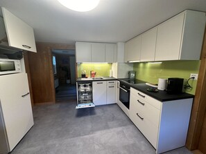 Fridge, oven, dishwasher, cookware/dishes/utensils