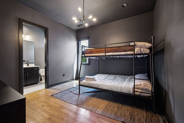 4 bedrooms, iron/ironing board, WiFi, bed sheets