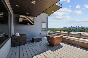 Terrace/patio - Luxury Skyline Mansion: Pool, Hot Tub & Game Room! (Nashville)