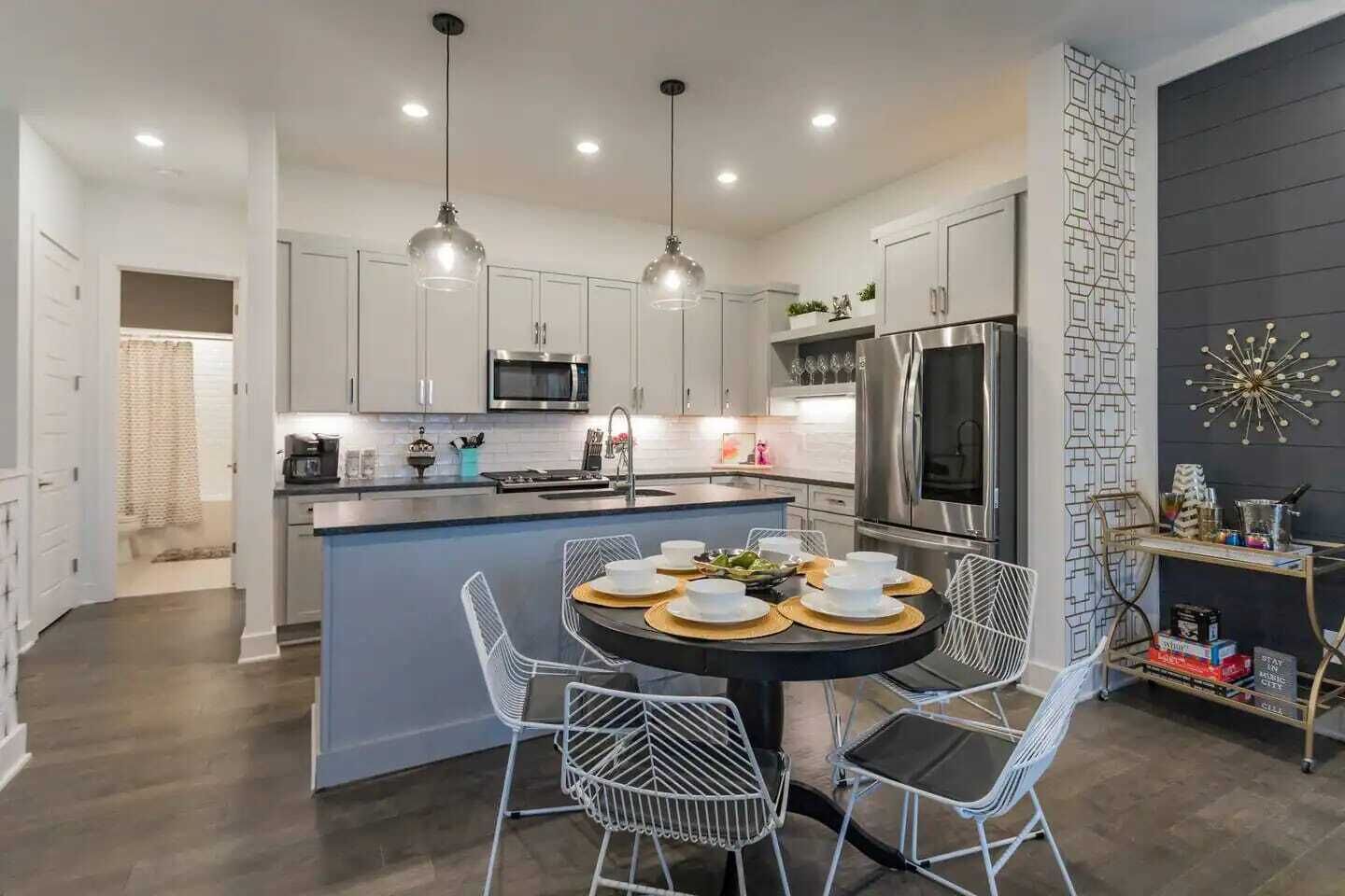 Kylskåp, mikrovågsugn, ugn och spishäll