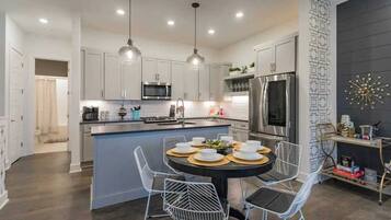 Coffee/tea maker, fridge, microwave, oven