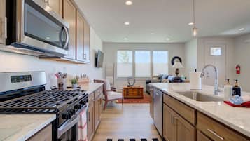 Een koelkast, een microgolfoven, een oven, een kookplaat