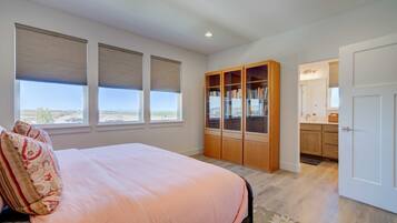 3 slaapkamers, een strijkplank/strijkijzer, reisbedje, wifi