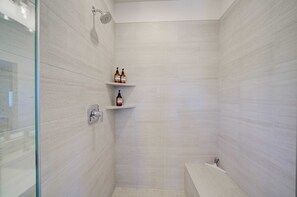 Spa - Spacious Home Close to BZN Airport & Yellowstone (Belgrade)