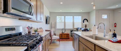 Réfrigérateur, micro-ondes, four, plaque de cuisson