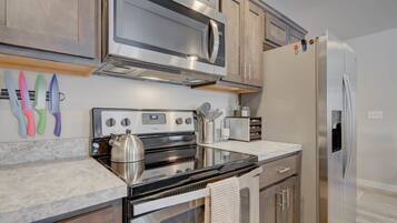 Refrigerador, microondas, horno, placa de cocina