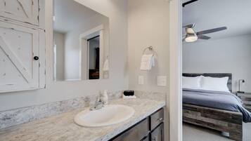 Regadera, secadora de cabello, toallas