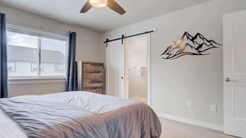 3 slaapkamers, een strijkplank/strijkijzer, wifi, beddengoed