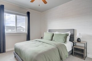 3 bedrooms, iron/ironing board, WiFi, bed sheets