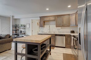 Fridge, microwave, oven, stovetop - Stunning Mountain View: Exclusive Belgrade Retreat (Belgrade)