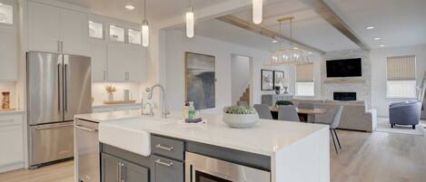 Frigorifero, microonde, forno, piano cottura