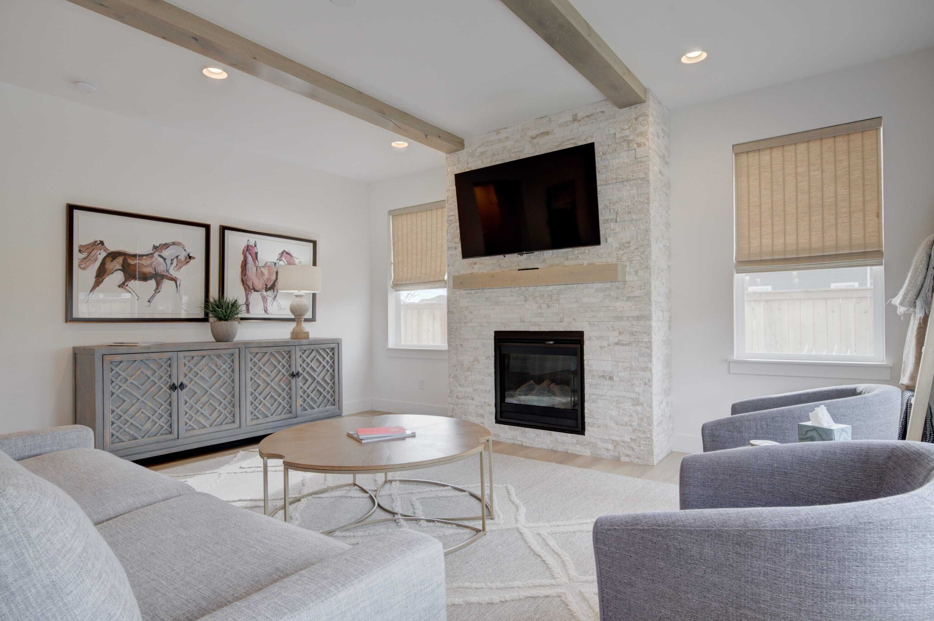 Televisión, chimenea y oficina 