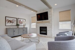 TV, lareira, escritórios