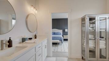 3 bedrooms, desk, iron/ironing board, travel crib