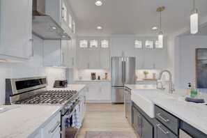 冷蔵庫、電子レンジ、オーブン、コンロ