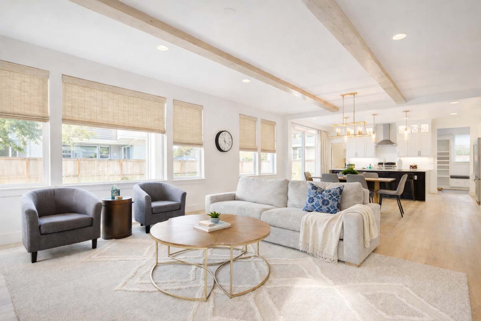 Télévision, cheminée, espaces bureaux