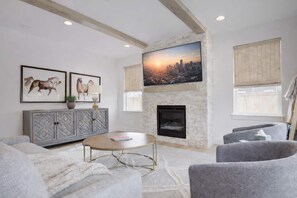 TV, fireplace, offices - Spacious Montana home near Big Sky and BZN airport (Belgrade)