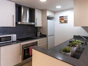 Refrigerador, microondas, horno y cafetera y tetera 