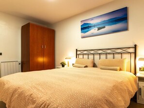 1 chambre, fer et planche à repasser, accès Internet