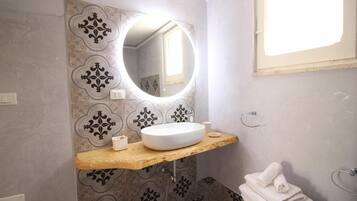 SĂšche-cheveux, serviettes fournies