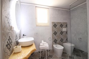 Secador de cabelo, toalhas de banho