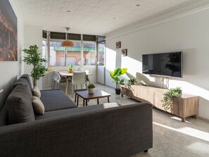 TV - Beautiful apartment in Camp Nou (Barcelona)