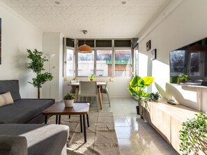 TV - Beautiful apartment in Camp Nou (Barcelona)