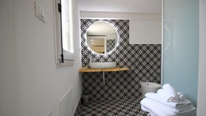 Secador de cabelo, toalhas de banho