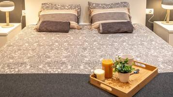 1 habitación, tabla de planchar con plancha, cuna de viaje y wifi