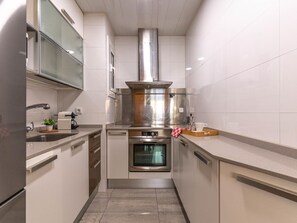 Refrigerador, microondas, lavavajillas y cafetera y tetera 